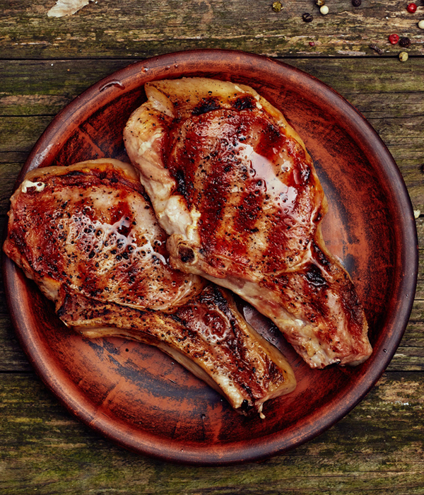 Gegrilde karbonades in de marinade